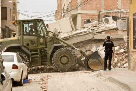 Ingenieros del BIEM III desescombran un edificio colapsado en el barrio de la Viña. Foto: Fidel Santos OCP/UME