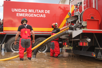 Miembros de la UME durante las inundaciones en Arriondas (Asturias)