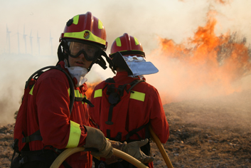 Miembros de la UME durante un incendio forestal en Tauste (Zaragoza)