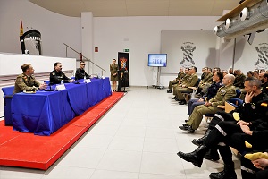 Los alumnos afrontan cuatro semanas en las que asistirán a conferencias, ejercicios prácticos y visitas para conocer las instalaciones de la UME en la Base Aérea de Torrejón (Madrid).