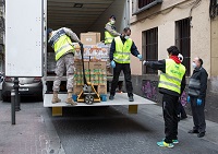 la Guardia Real recoge los alimentos del Banco de Alimentos de Alcalá de Henares y los reparte por toda la Comunidad